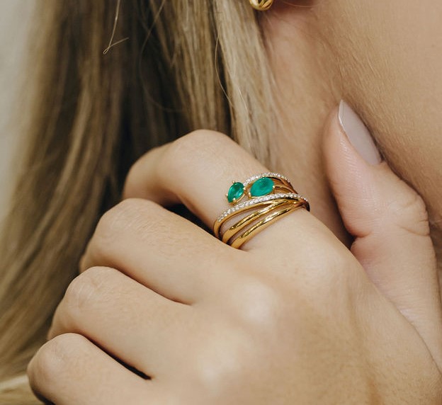 ANEL EM OURO AMARELO COM AGATA VERDE E BRILHANTES