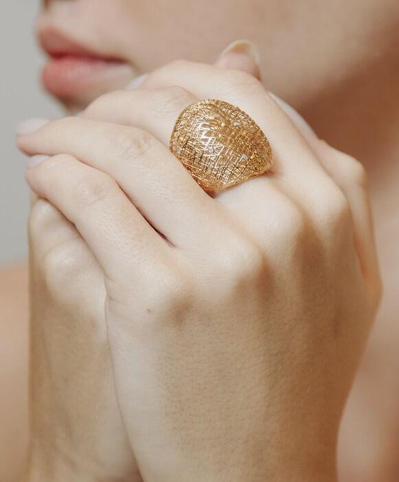 ANEL EM OURO AMARELO VAZADO COM BRILHANTES 0,09CTS