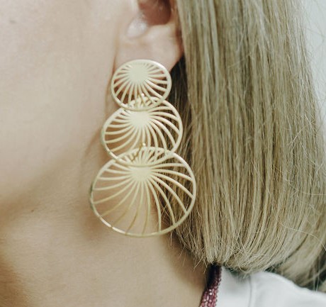 BRINCO EM OURO AMARELO REDONDO VAZADO