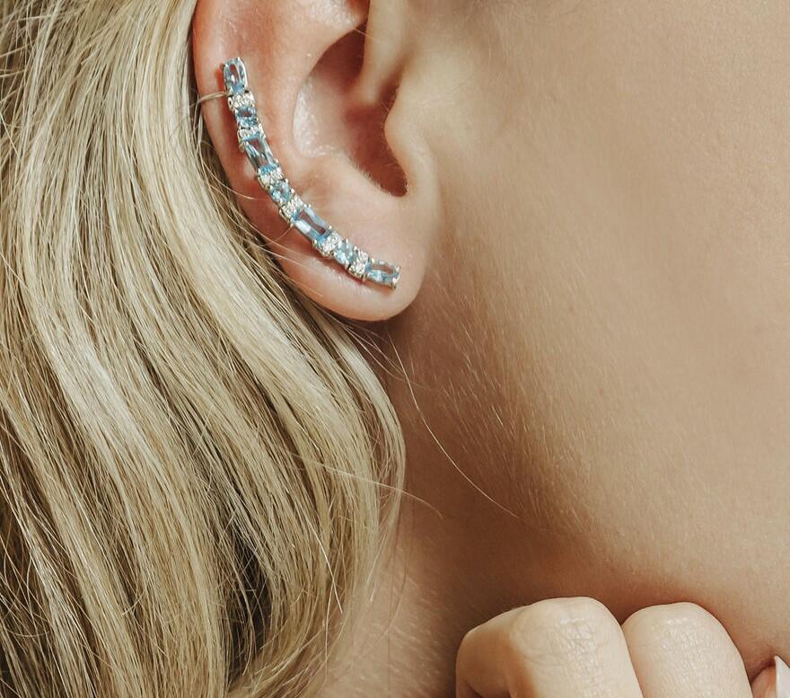 Brinco em ouro branco com topazios swiss e brilhantes 0,24 cts