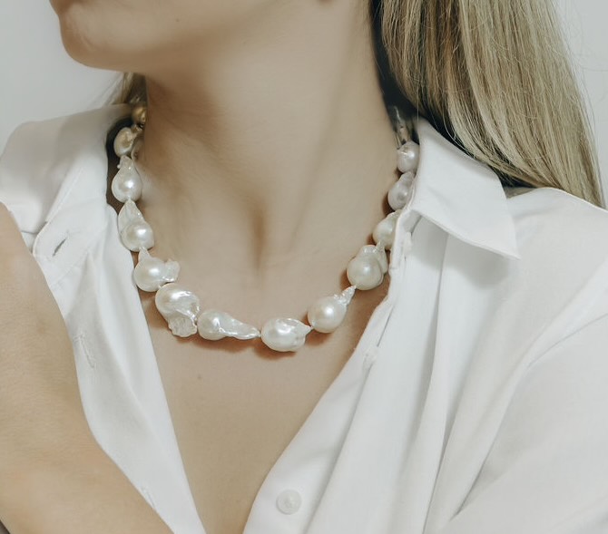 COLAR EM OURO AMARELO PEROLAS BARROCAS