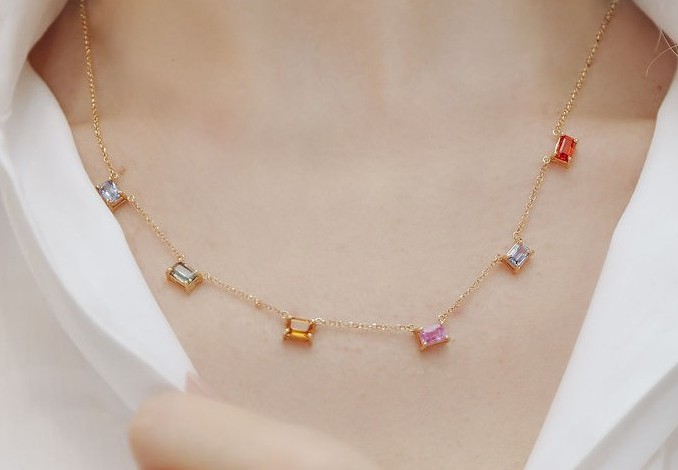 Corrente em ouro amarelo com safiras coloridas