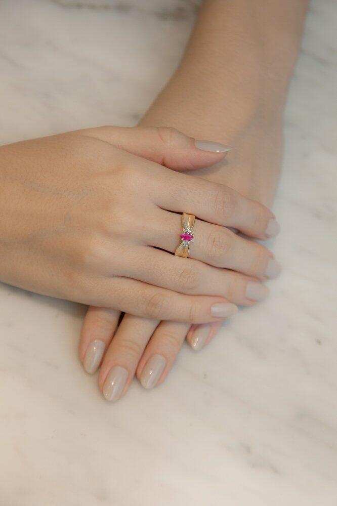 ANEL EM OURO AMARELO COM RUBI E BRILHANTES 0,06CTS