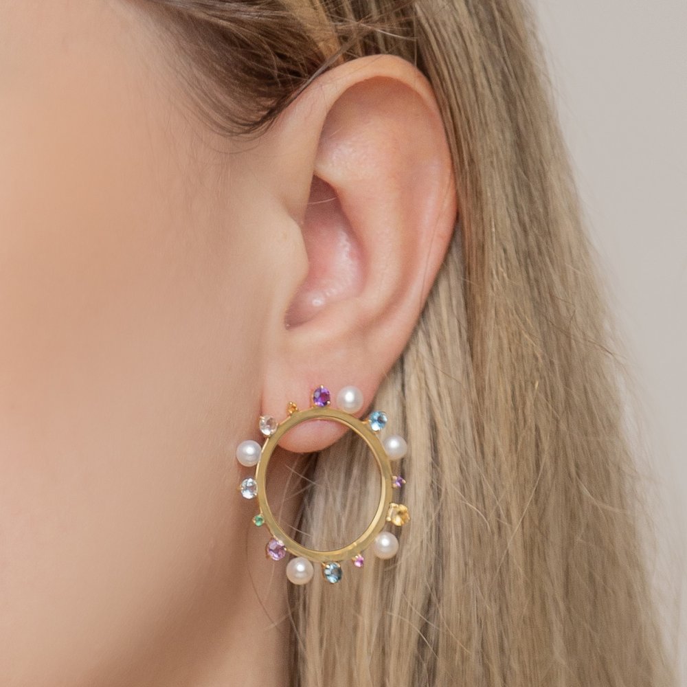 Brinco em ouro amarelo redondo com perolas e pedras naturais